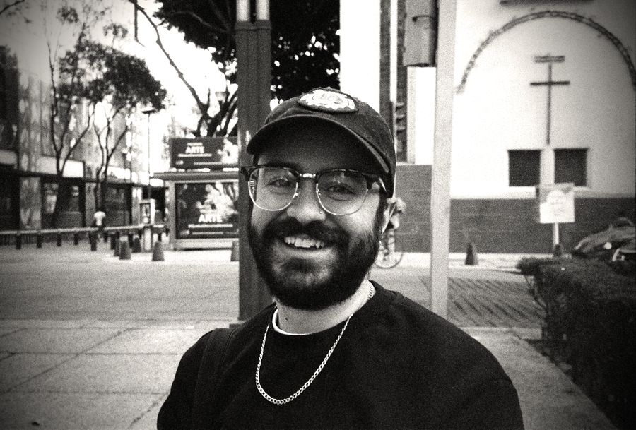losiento sonriendo en una calle de la Ciudad de México, en película blanco y negro